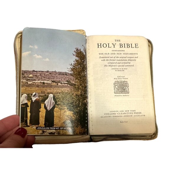VTG WHITE LEATHER 70s HOLY BIBLE ILLUSTRATED OLD NEW TEST PUBLISHED IN THE UK - Picture 2 of 8